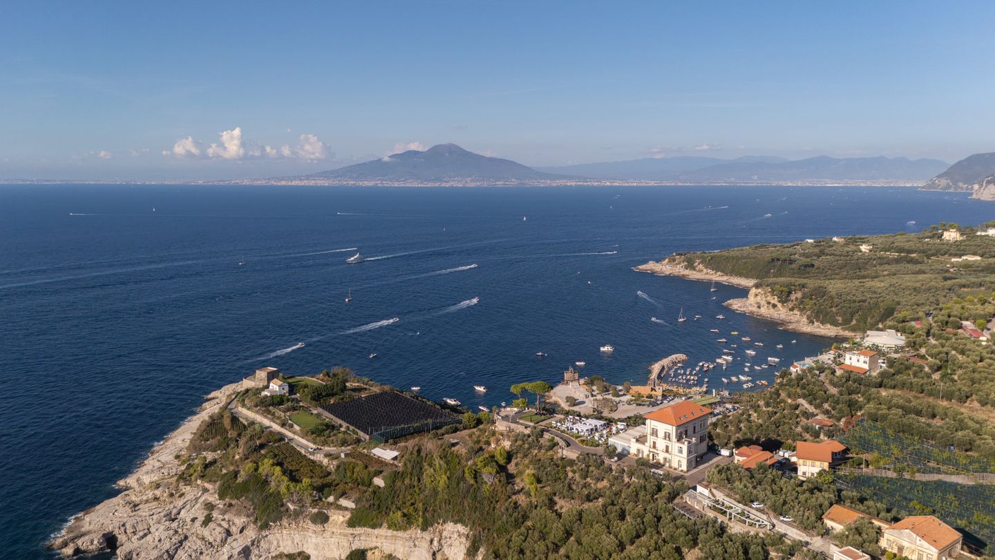 Impresionante vista aérea de la costa de Sorrento en Italia con el Monte Vesubio al fondo.