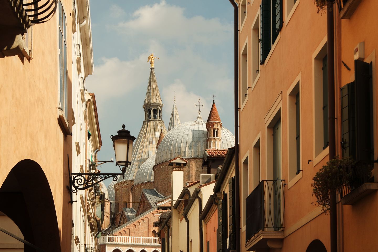 Cúpula y agujas de la Basílica de San Antonio desde una encantadora calle en Padua, Italia.