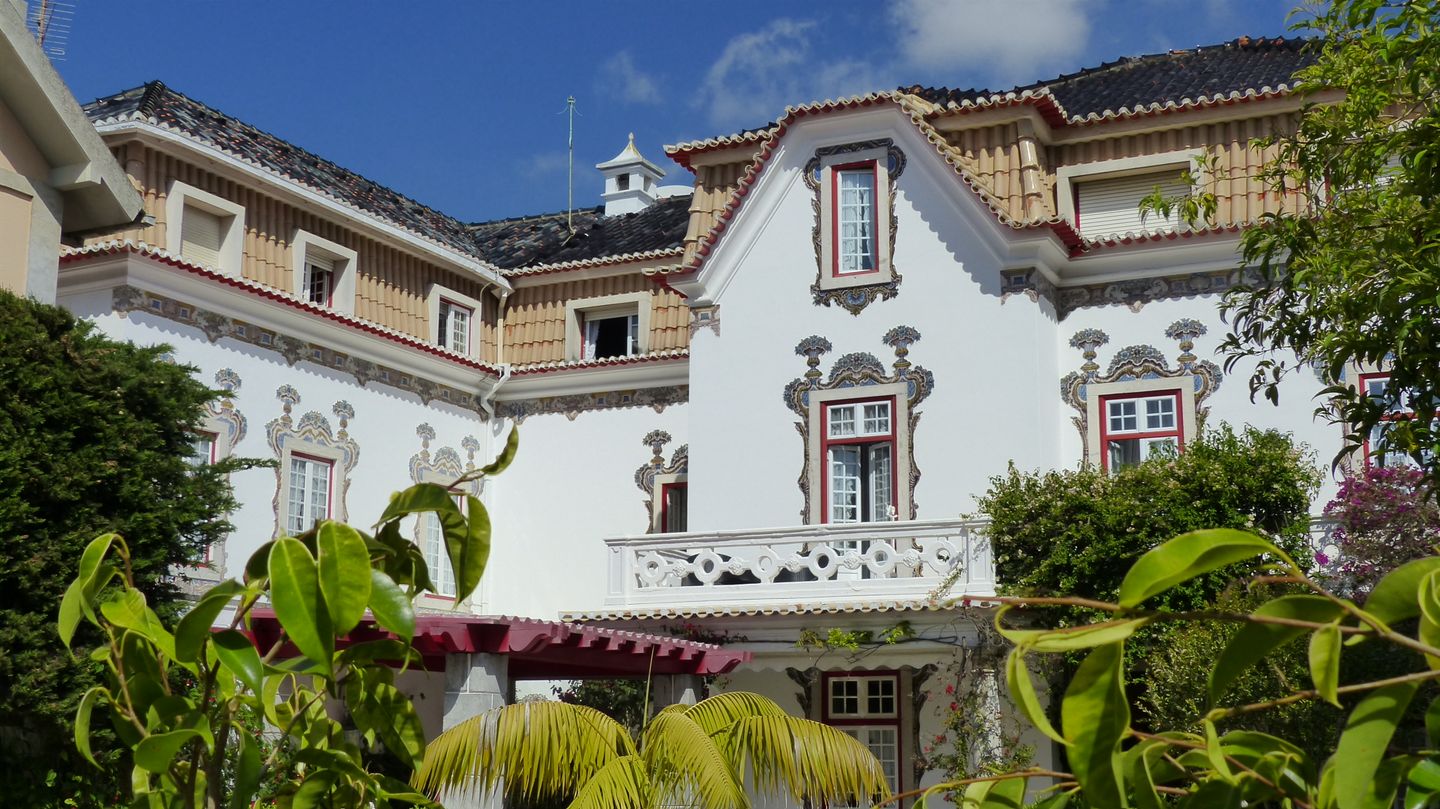 Encantadora arquitectura portuguesa tradicional con detalles intrincados en Cascais, Portugal.