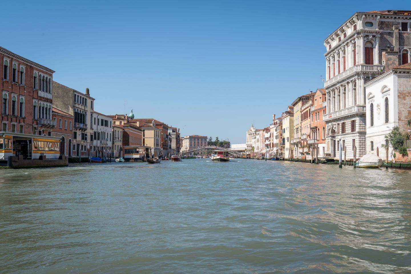 Una vista vibrante del Gran Canal de Venecia con su arquitectura histórica bañada por la luz del sol.