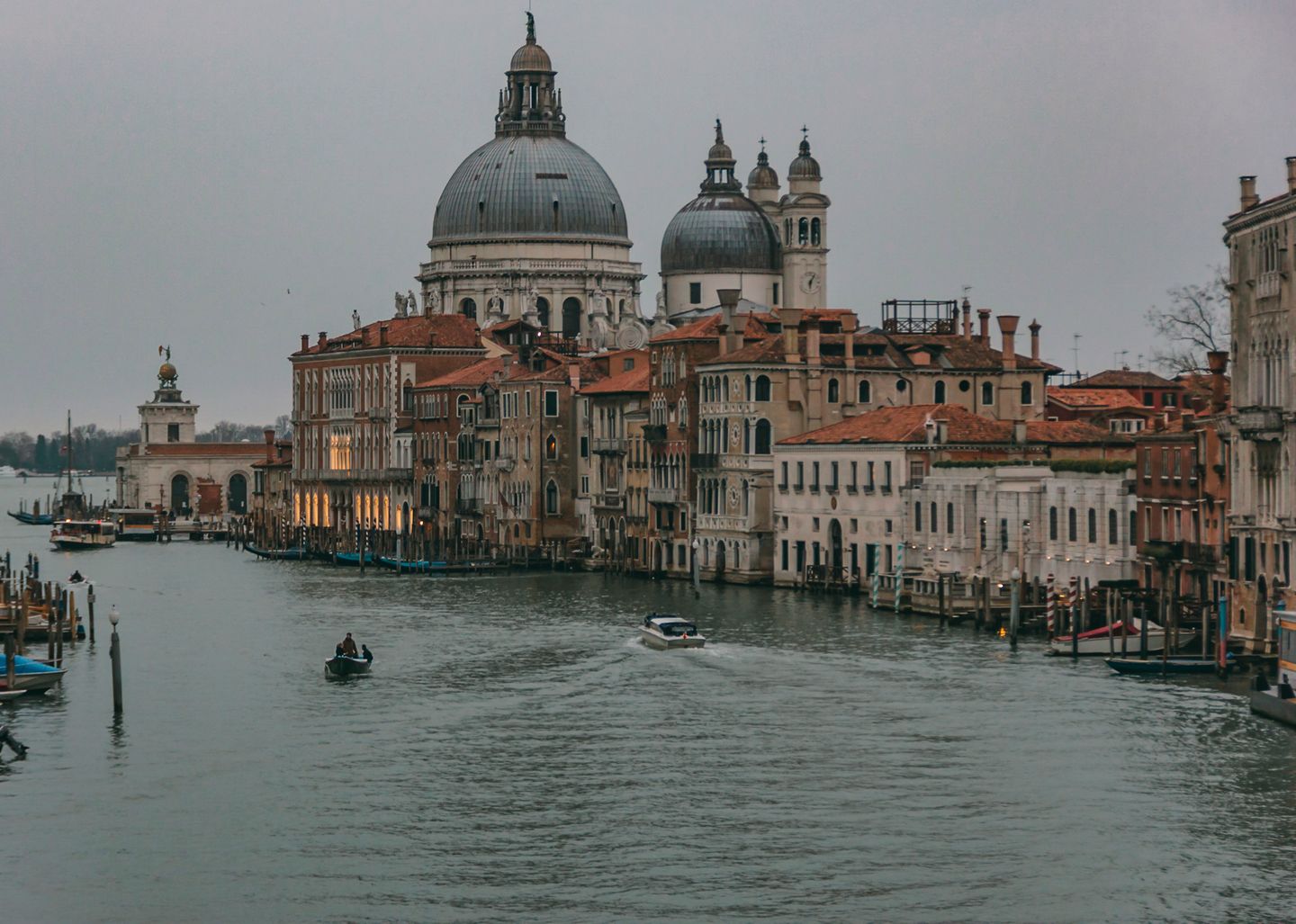 Descubre la majestuosa belleza del histórico Gran Canal de Venecia y su emblemática arquitectura bajo un cielo suave y tenue.