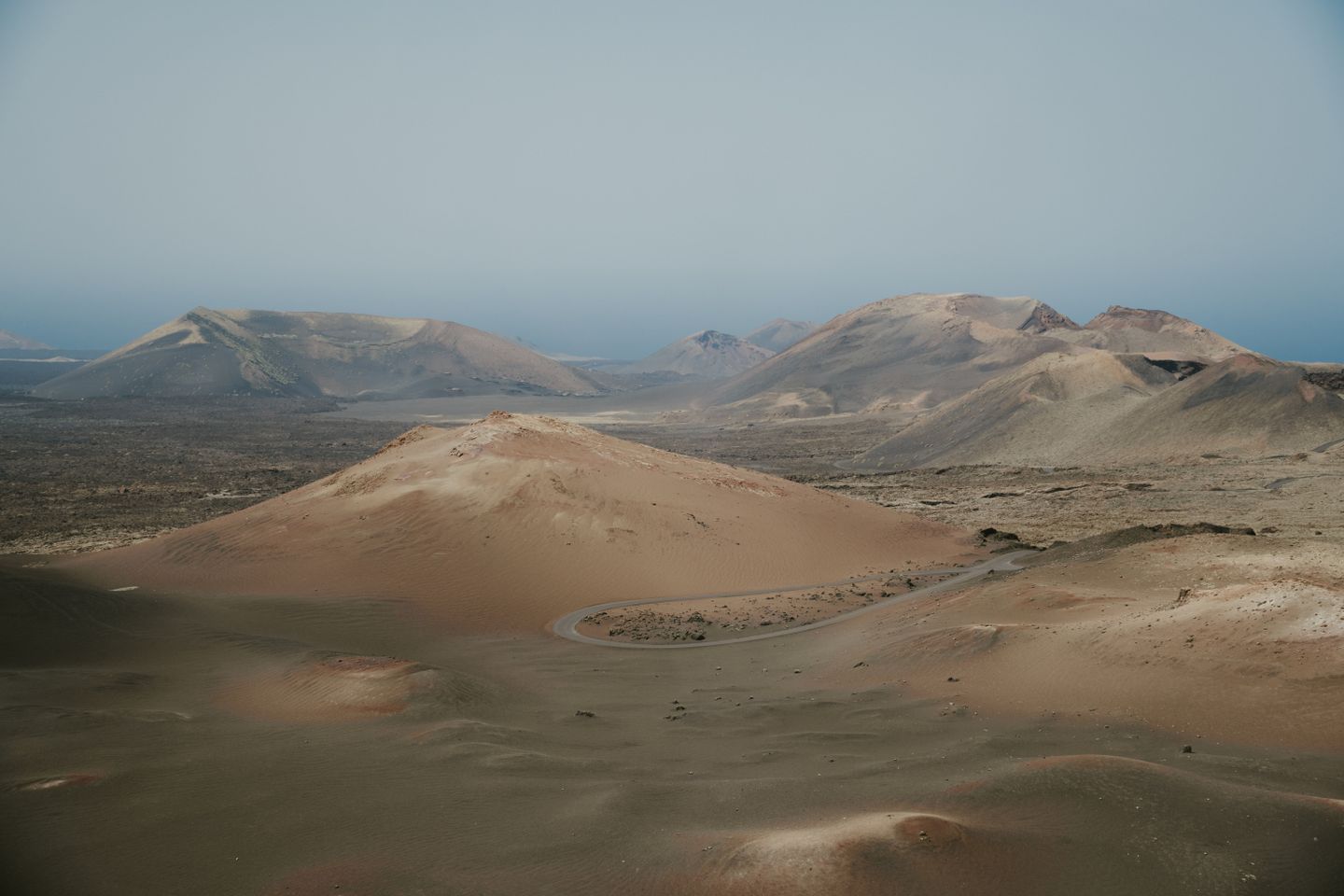 Vista deslumbrante del terreno volcánico del Parque Nacional de Timanfaya en Lanzarote, España.
