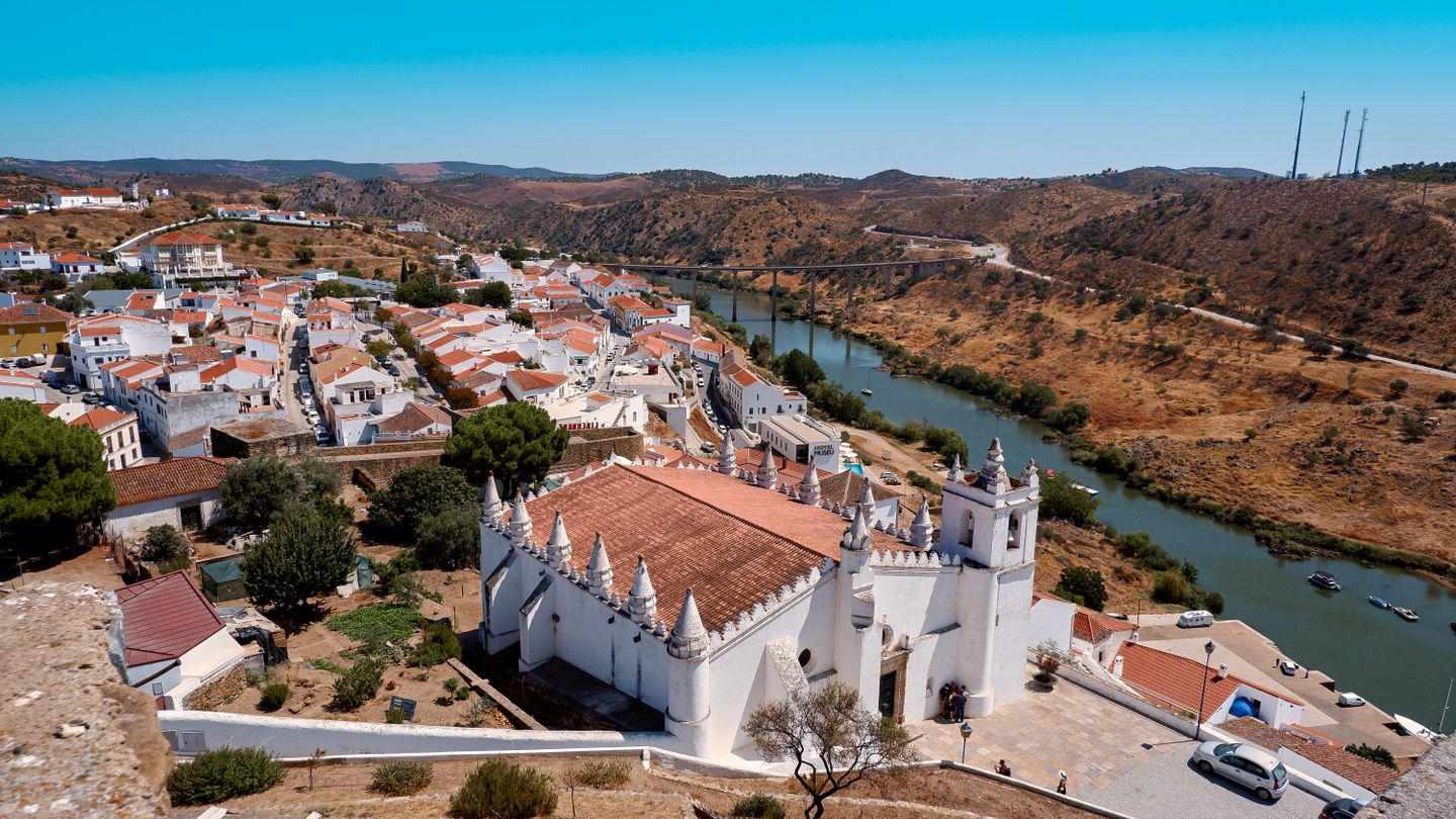 Vista aérea del pintoresco paisaje de Mértola con su arquitectura histórica y el río Guadiana.