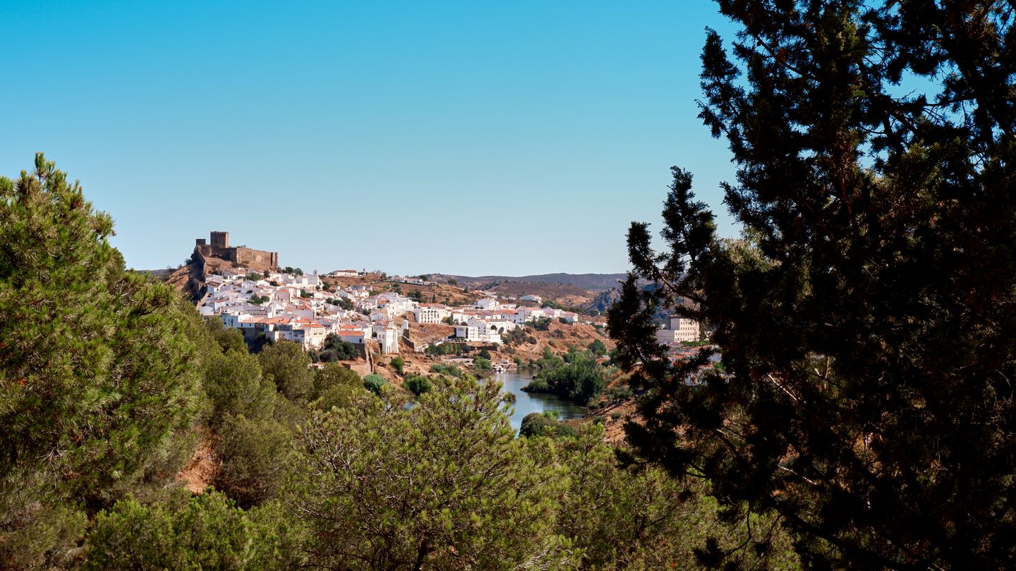 Descubre Mértola en Portugal, un pueblo histórico en la cima de una colina con arquitectura mora y exuberantes alrededores.