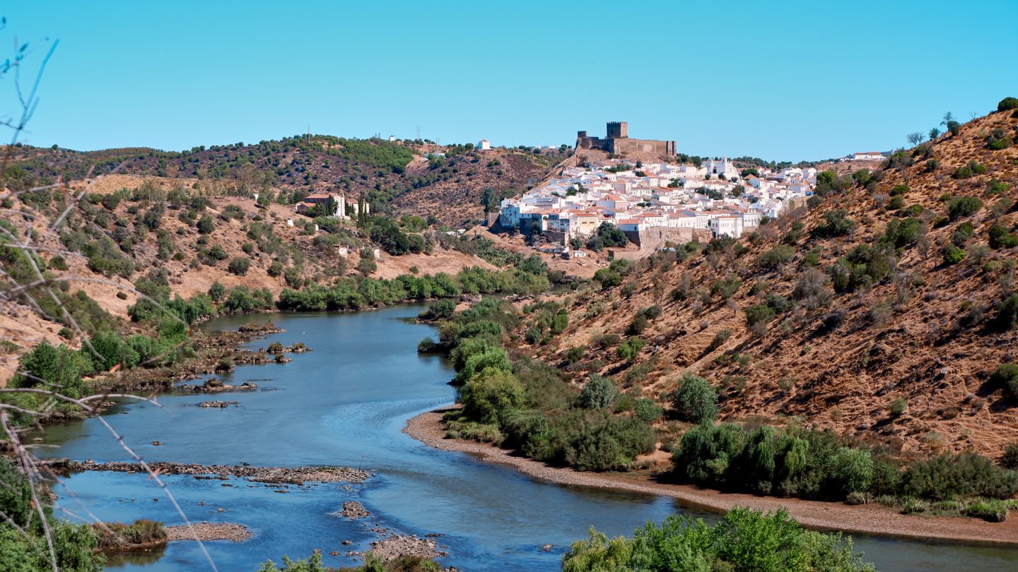 Descubre el encanto histórico de Mértola con la curva escénica del Río Guadiana.
