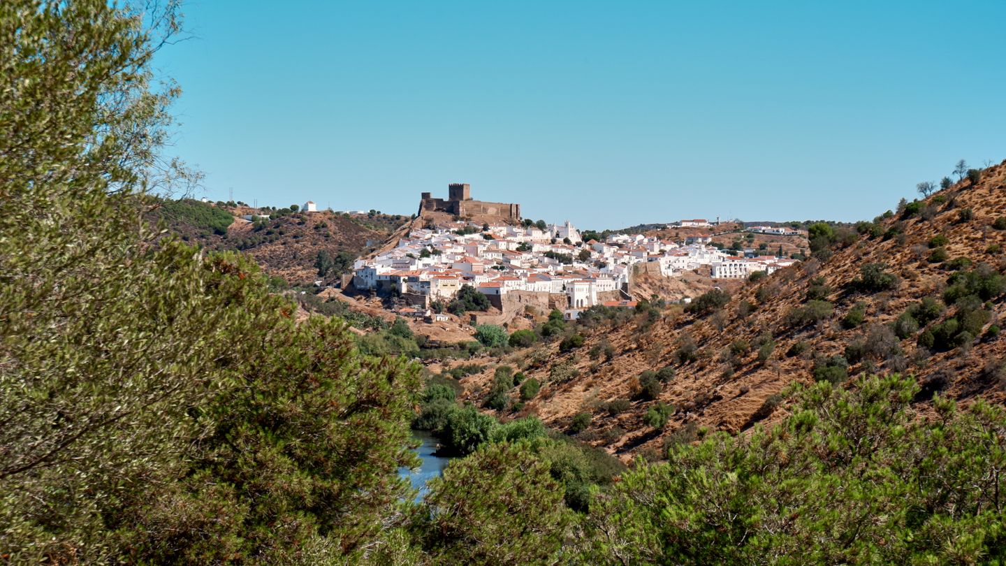 Vista escénica de Mértola, un pueblo histórico en lo alto de una colina con un castillo moro en Portugal.