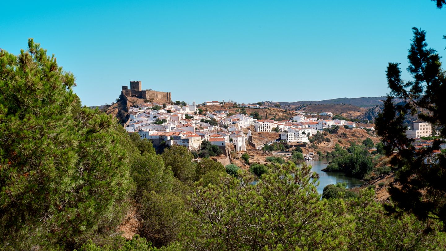 Explore la arquitectura histórica de Mértola junto al río Guadiana en Portugal.