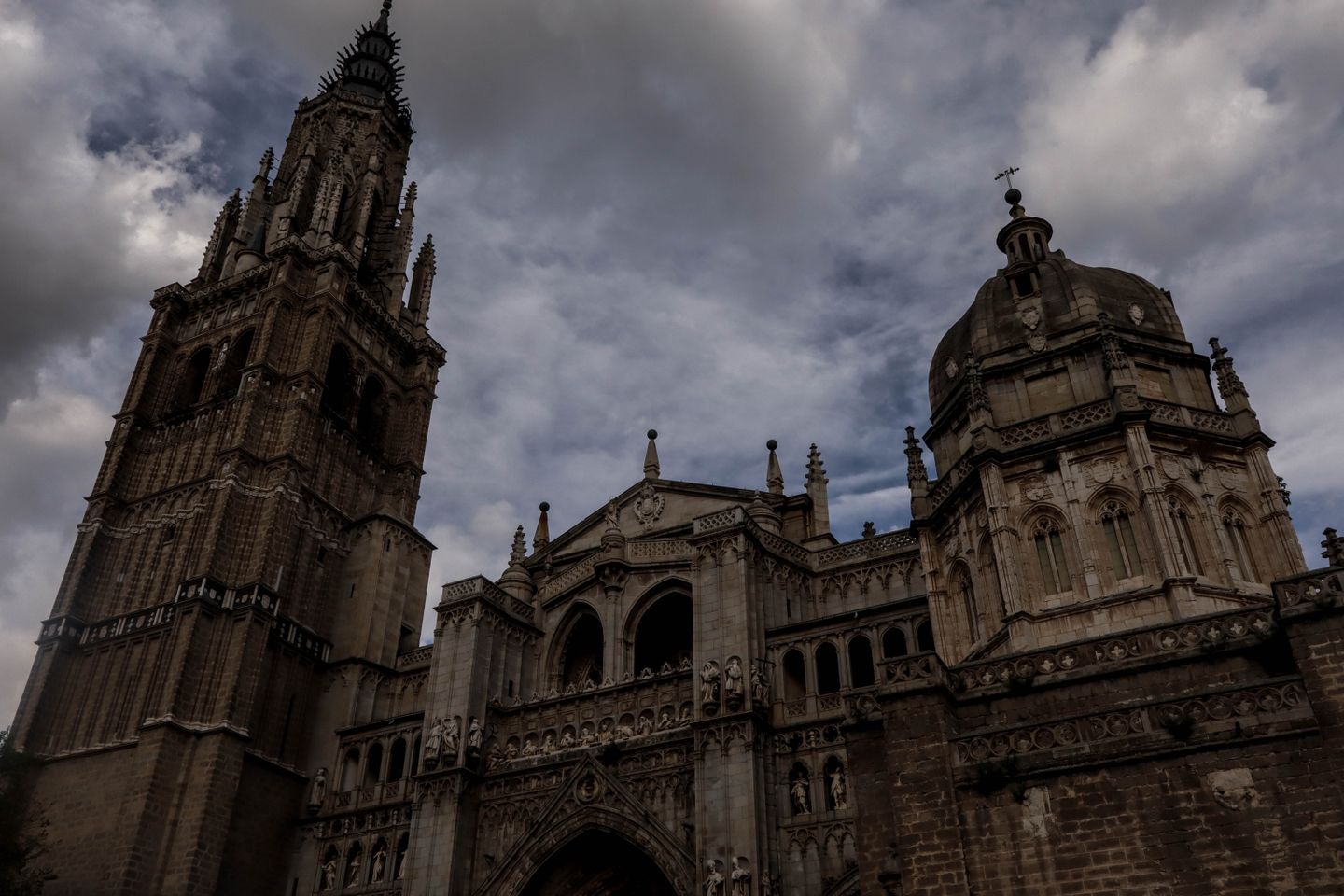 Una vista espectacular de la arquitectura de la Catedral de Toledo contra un cielo nublado en Castela-Mancha, España.