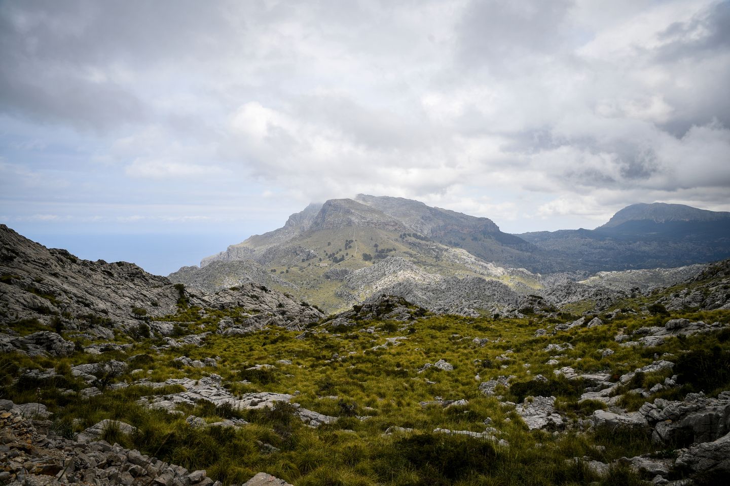 Impresionante vista de las montañas escarpadas de la Serra de Tramuntana en Mallorca, España, bajo un cielo dramático.