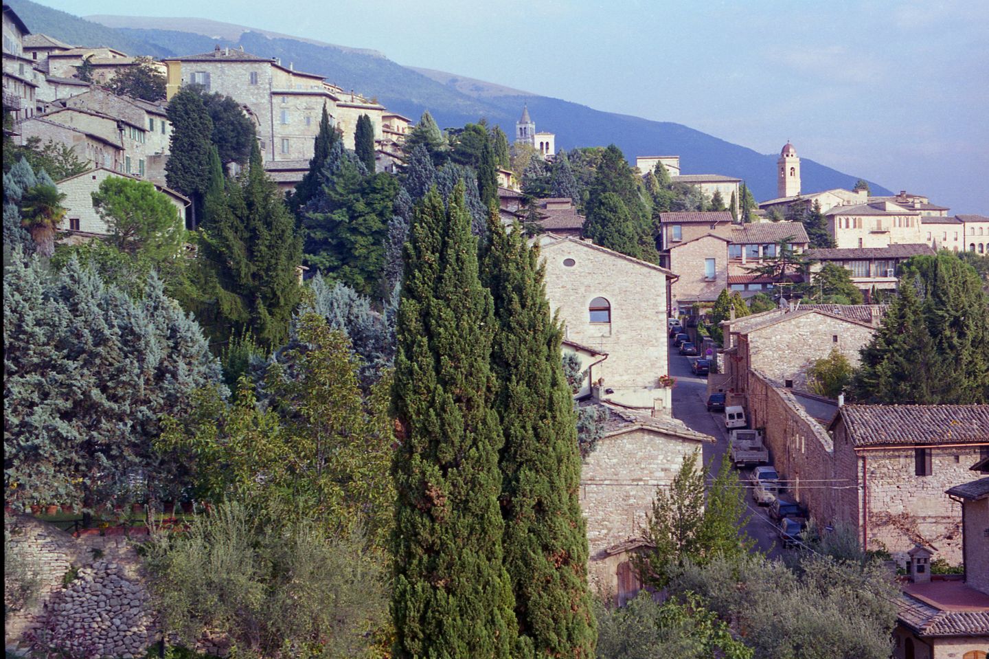 Explora la encantadora arquitectura medieval de una ciudad en la colina en Asís, Italia.