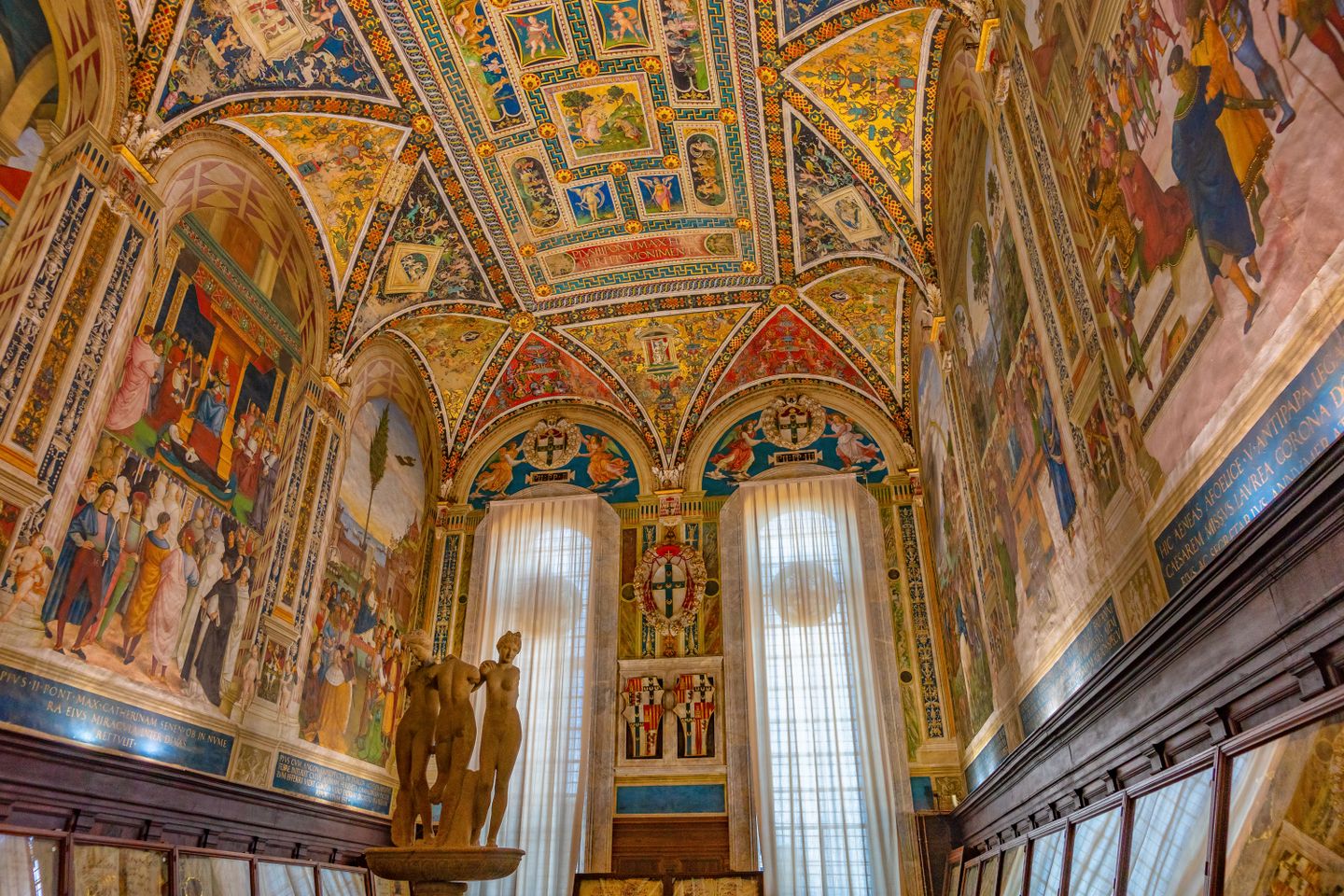 Frescos intrincados adornan la Librería Piccolomini en la Catedral de Siena, Italia.