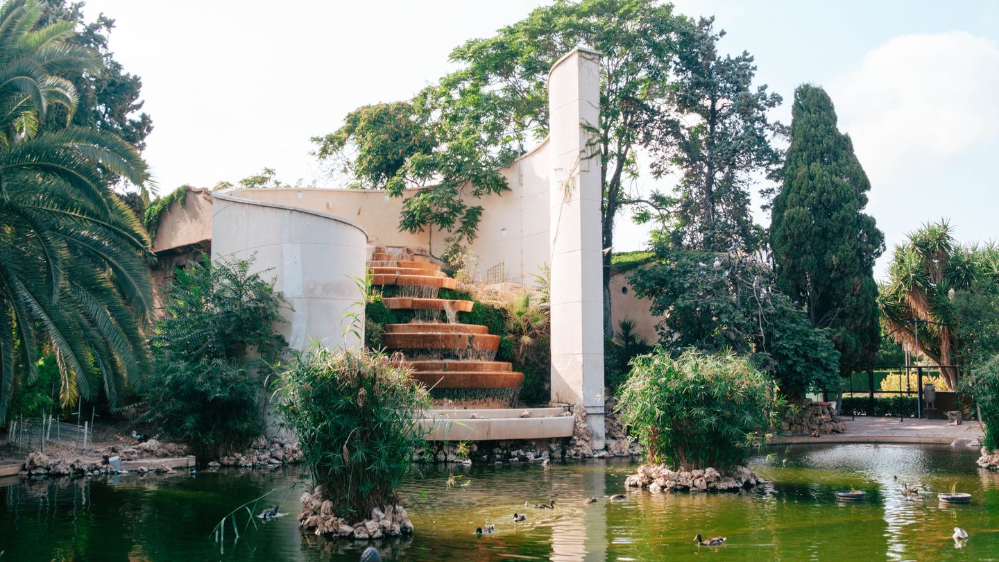 Una hermosa cascada rodeada de exuberante vegetación en el parque Jardín del Turia de Valencia.