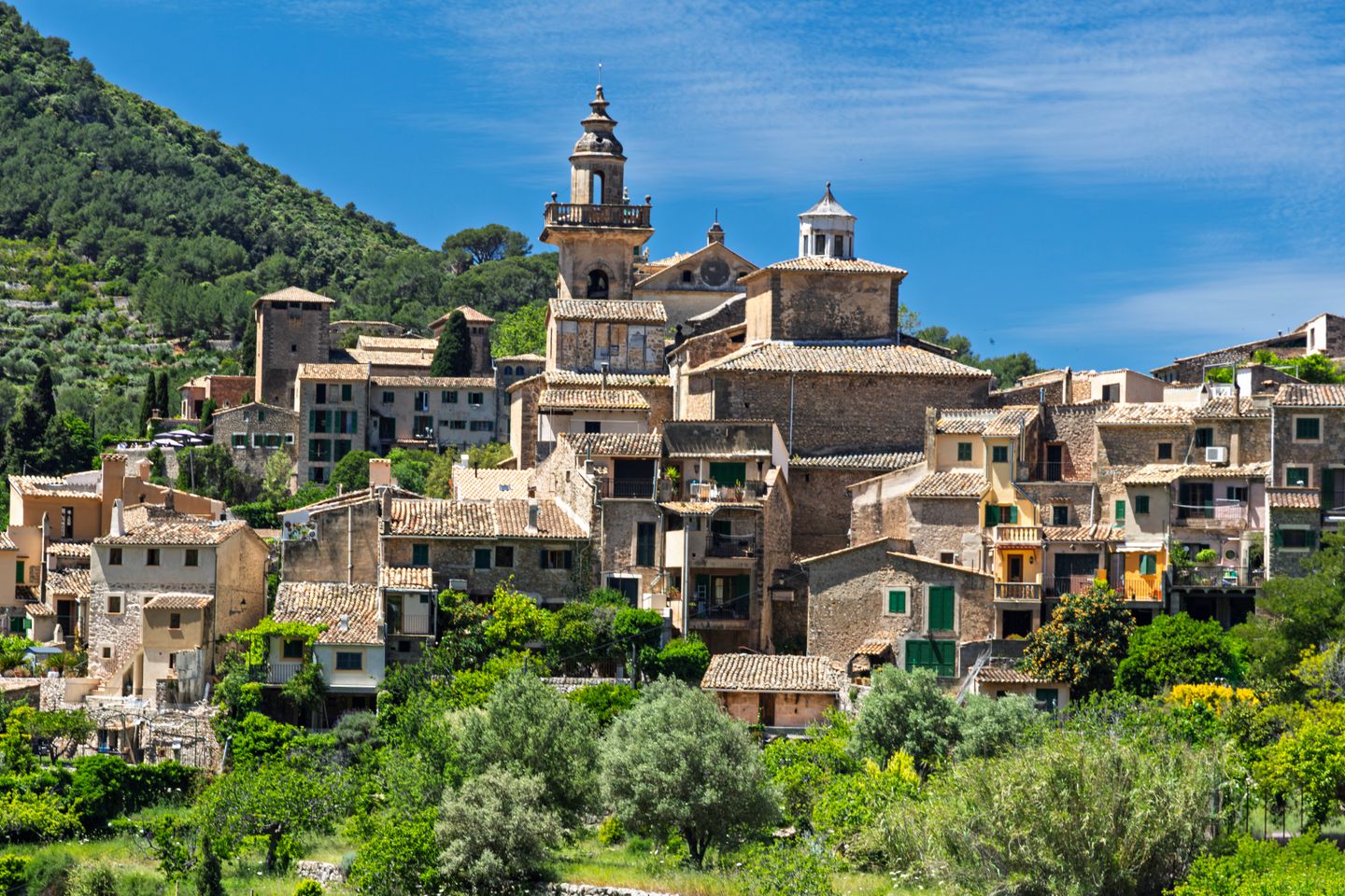 El pintoresco pueblo de Valldemossa, en Mallorca, destaca por su arquitectura histórica y sus exuberantes paisajes.