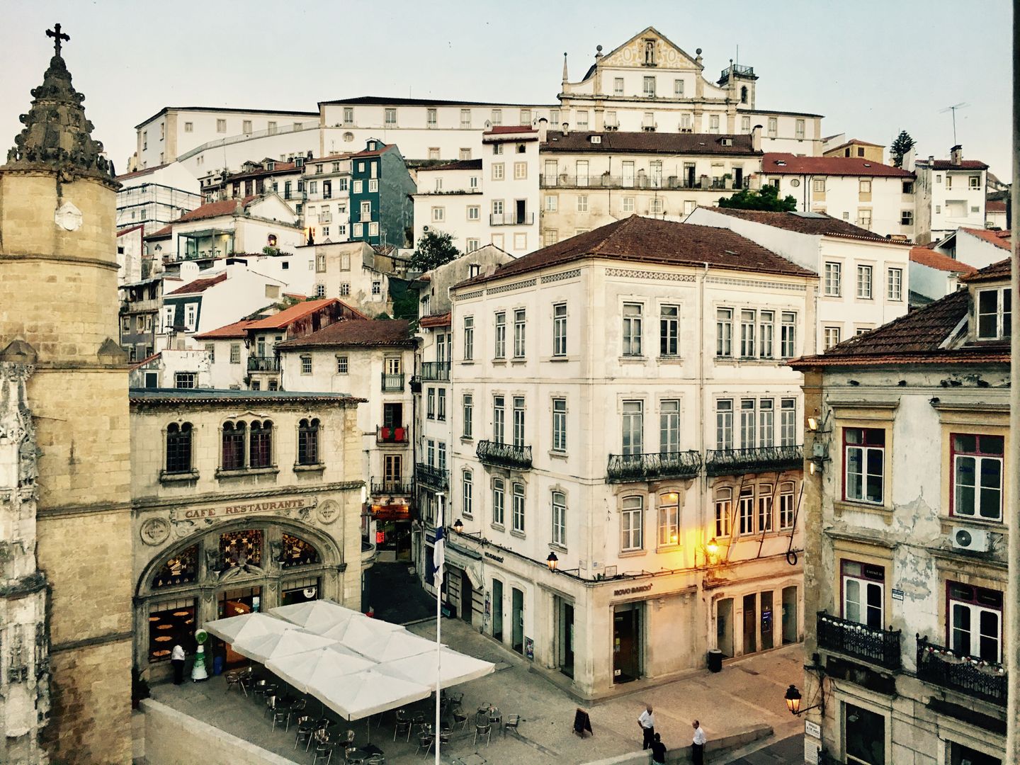 Descubre la encantadora ciudad antigua de Coimbra, Portugal, con sus edificios históricos y cultura vibrante.