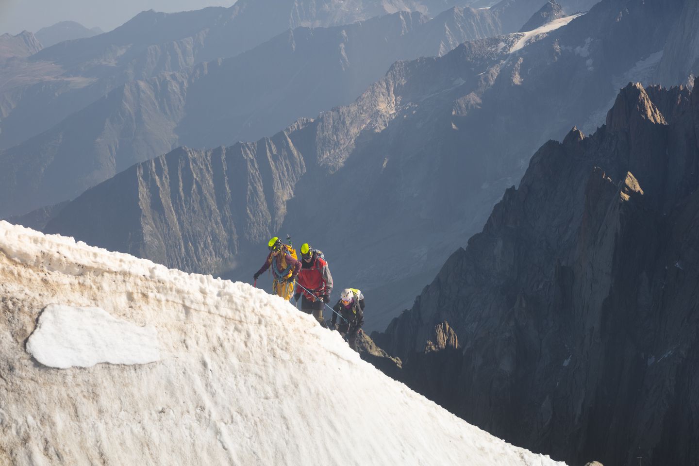 Montañeros escalando el Mont Blanc, Chamonix, mostrando la aventura en alta montaña.