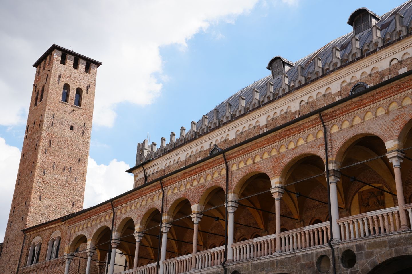 Vista exterior del Palazzo della Ragione y su torre en Padua, Italia.