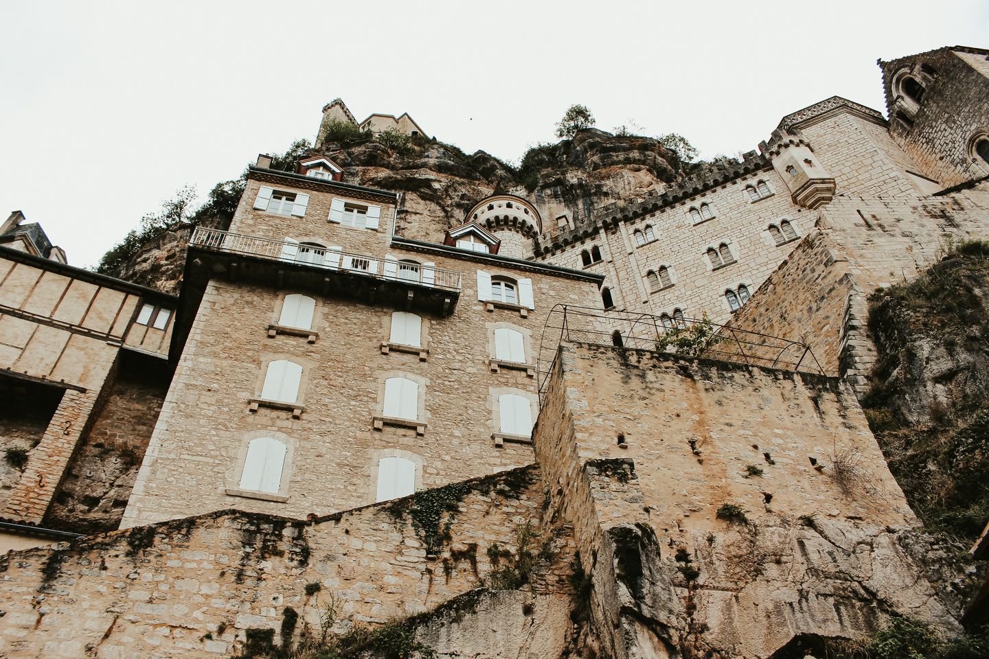 Explora la impresionante arquitectura en acantilados de la aldea de Rocamadour en Francia, una fusión de estilos medievales y góticos.
