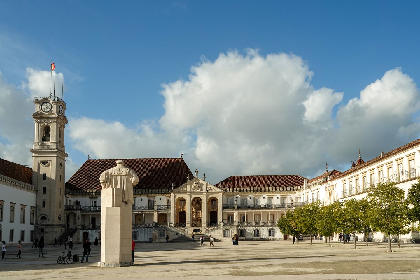 Explora el patio histórico de la Universidad de Coimbra, un hito en Portugal.