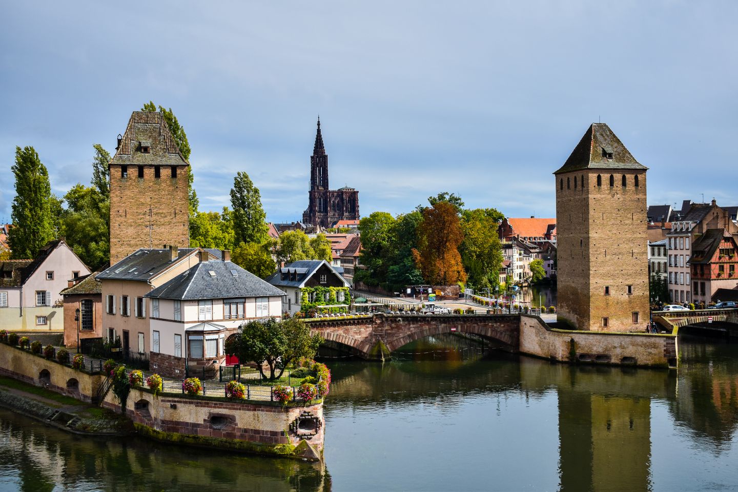Una vista escénica de Estrasburgo con los Ponts Couverts y la catedral de fondo.