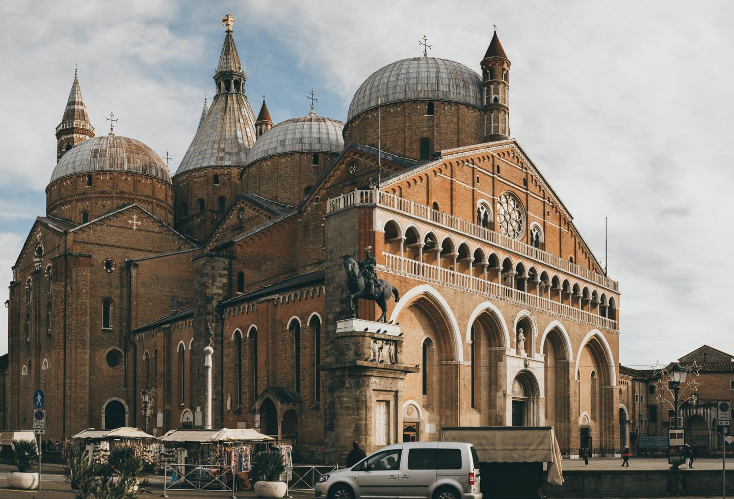 Elegante fachada de la Basílica de San Antonio en Padua, exhibiendo su arquitectura atemporal.