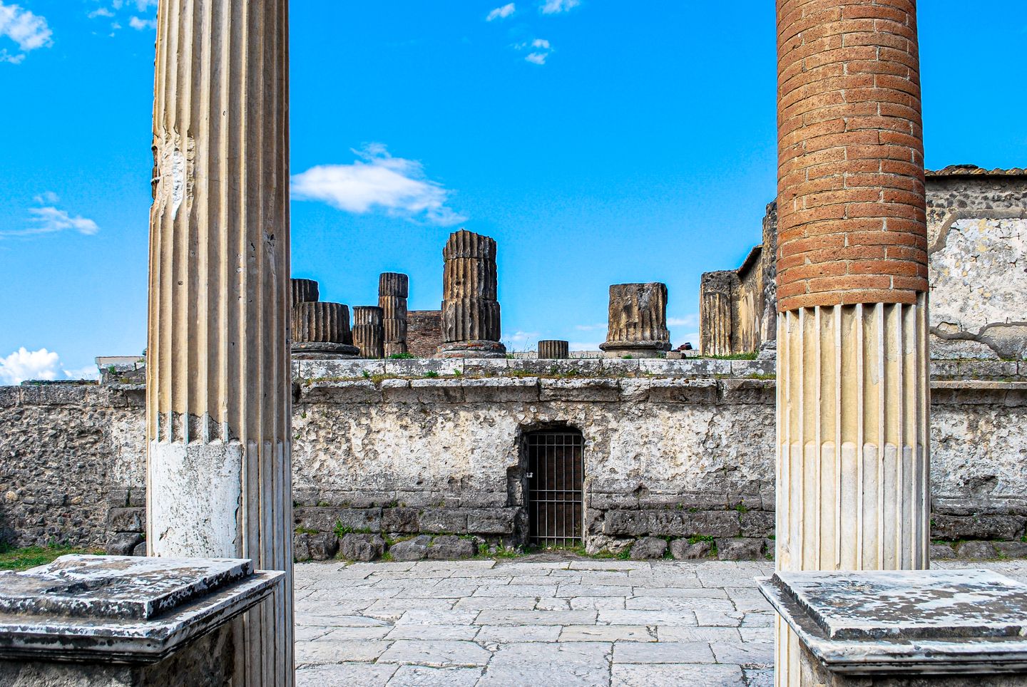 Explora las antiguas columnas romanas y ruinas en Pompeya, mostrando la arquitectura histórica. Perfecto para amantes de los viajes y la historia.