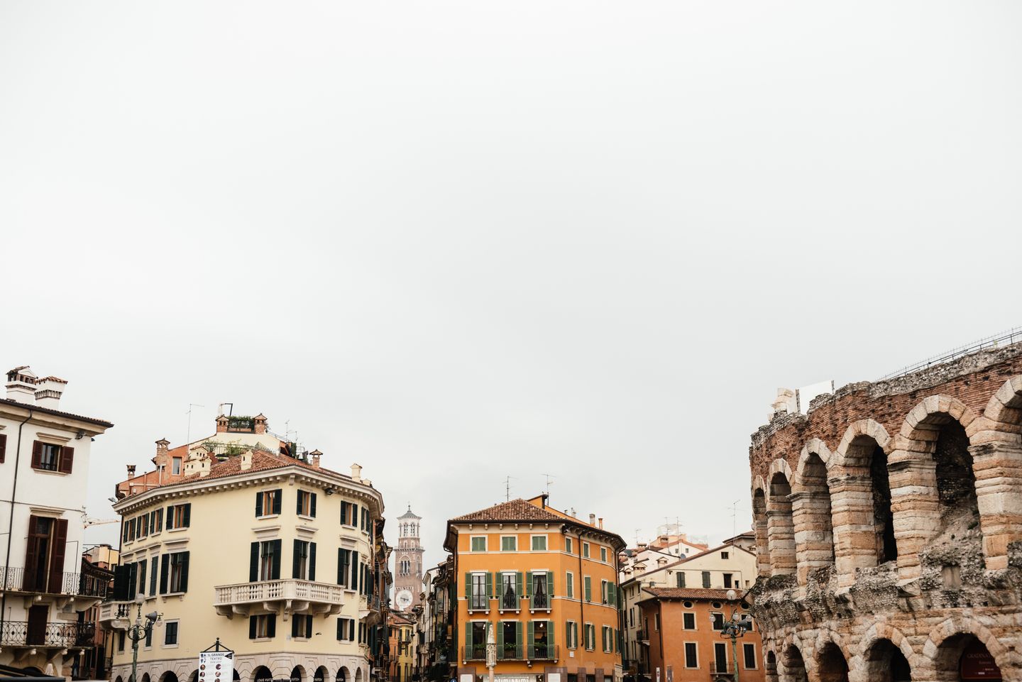 Vista de los edificios históricos de Verona y la antigua arena romana, Italia.