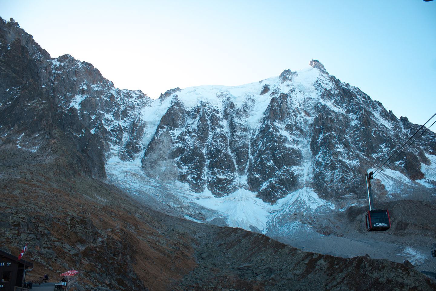 Explora el majestuoso Macizo del Mont Blanc cubierto de nieve con vistas desde un teleférico en Chamonix, Francia.