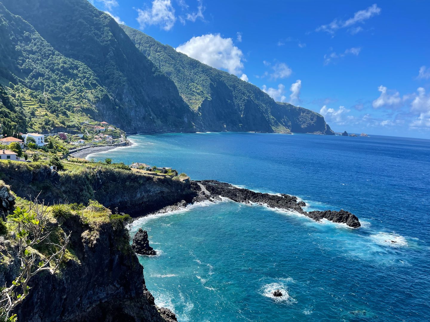 Impresionante vista de los acantilados de Seixal y aguas turquesas en Madeira, Portugal.