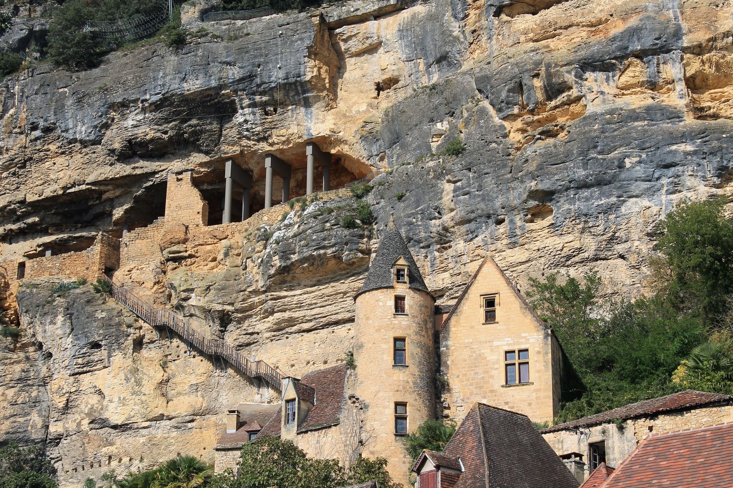Un monasterio histórico tallado en los acantilados de Rocamadour, Francia, que muestra una arquitectura impresionante.