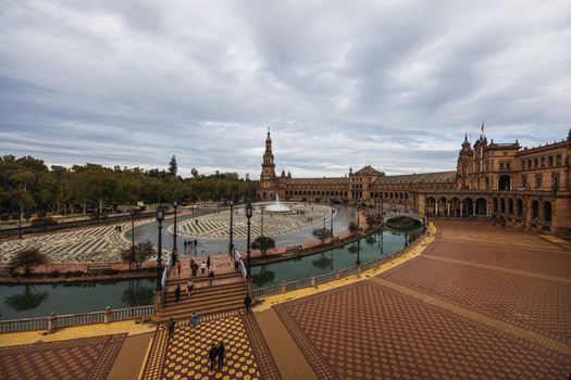 Una impresionante vista aérea de la Plaza de España en Sevilla, que muestra su arquitectura y grandeza.